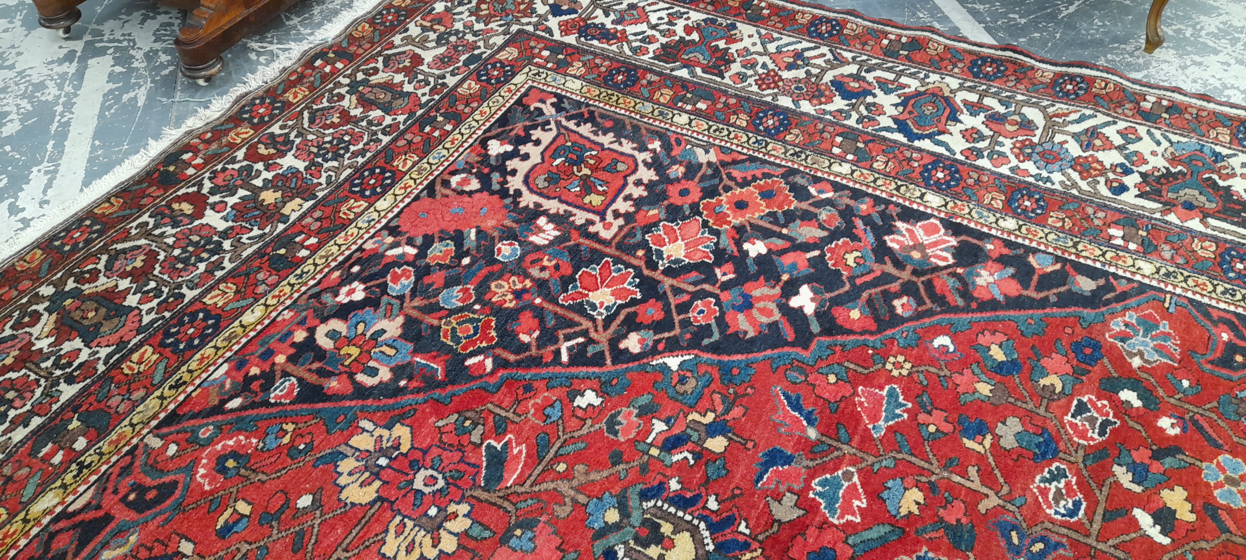A COUNTRY HOUSE PERSIAN BAHKTIARI CARPET. 560 x 396cms - Image 5 of 8