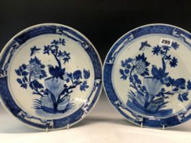 A PAIR OF LATE 19th/EARLY 20th C. CHINESE BLUE AND WHITE DISHES, EACH PAINTED WITH A BIRD AMONGST