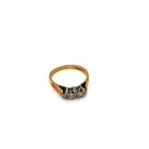 A VINTAGE 18ct HALLMARKED GOLD THREE STONE ILLUSION SET DIAMOND RING. FINGER SIZE Q. WEIGHT 3.