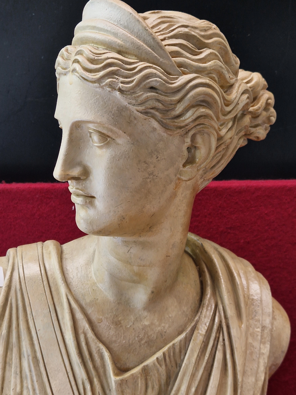 A PLASTER CLASSICAL BUST OF A LADY FACING OVER HER RIGHT SHOULDER AND SUPPORTED ON A MOTTLED BLACK - Image 3 of 6