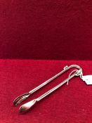 A PAIR OF DANISH 925 SILVER TONGS, THE HANDLES APPLIED WITH BUNCHES OF GRAPES IN GEORG JENSEN TASTE,