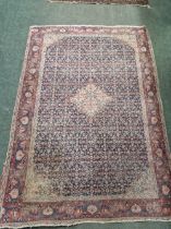 AN ANTIQUE PERSIAN FERAGHAN RUG. 193 x 140cms