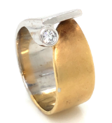 AN 18ct GOLD WIDE TWO COLOUR GOLD AND DIAMOND SET RING. ONE HALF YELLOW GOLD THE OTHER WHITE