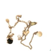 A 9ct GOLD VINTAGE CHARM BRACELET AND FIVE VARIOUS GOLD CHARMS, TOGETHER WITH FURTHER GOLD