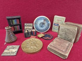 A DOLLS HOUSE BOOKCASE WITH BOOKS, OTHER MINIATURE BOOKS, TWO DOLLS HOUSE SAMPLERS, A CHERRY