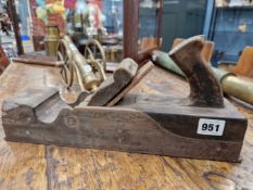 AN ANTIQUE IRON & WOOD INFILL SMOOTHING PLANE.