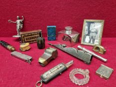 A COLLECTION OF MISCELLANEOUS ITEMS, TO INCLUDE MAUCHLINE TAPE MEASURES, ETUIS, CIGAR CUTTERS, AN