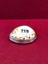 AN IRISH SILVER MOUNTED COWRIE SHELL SNUFF BOX, PREVIOUSLY ATTRIBUTED TO CORK, CIRCA 1760, THE LID