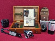 A GROUP OF VINTAGE OPTICAL INSTRUMENTS AND LENSES TO INCLUDE A STUARTS MARINE DISTANCE METER BY