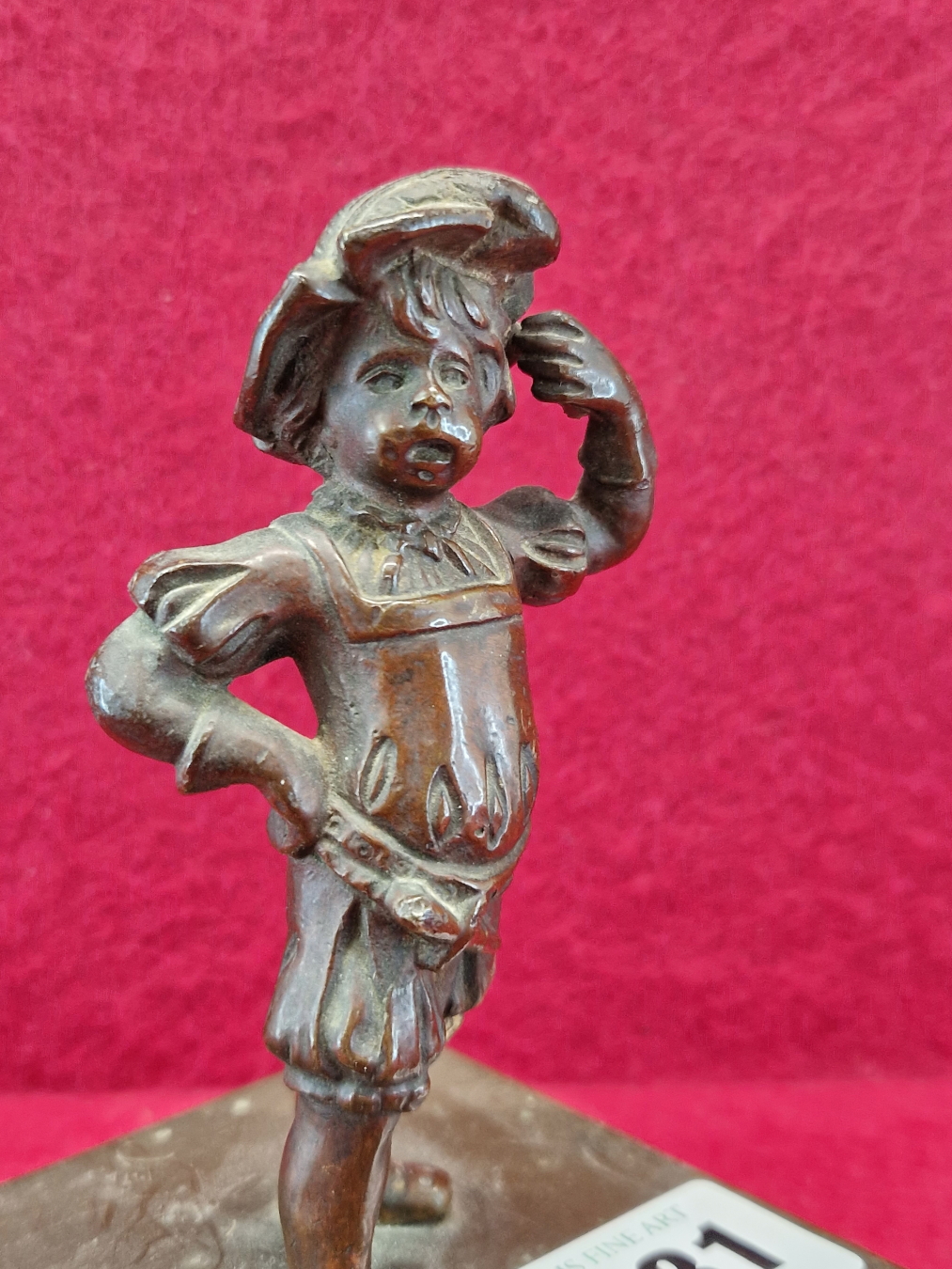 AN ANTIQUE BRONZE FIGURE OF A RENAISSANCE BOY WITH HIS RIGHT HAND ON HIS HIP AND HIS LEFT TO HIS - Image 2 of 4
