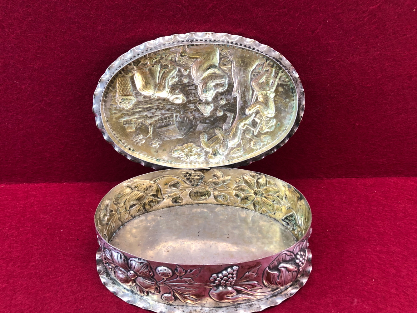 A GERMAN 800 SILVER OVAL BOX, THE HINGED LID EMBOSSED WITH AN APPLE HARVESTING SCENE, THE SIDES WITH - Image 3 of 3