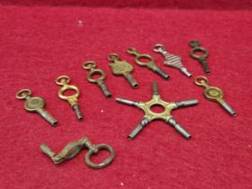 A VICTORIAN ARTICULATED POCKET WATCH WINDER TOGETHER WITH A SELECTION OF FURTHER WATCH KEYS.