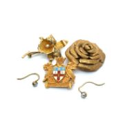 AN 18ct HALLMARKED GOLD AND ENAMEL ST.THOMAS HOSPITAL BADGE TOGETHER WITH TWO UNHALLMARKED, ASSESSED