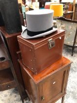 A LEATHER CASED HERBERT JOHNSON GREY TOP HAT, THE INSIDE MEASUREMENTS. 20.5 x 16cms.