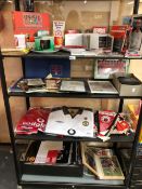A GOOD COLLECTION OF MANCHESTER UNITED EPHEMERA AND COLLECTABLE'S TO INCLUDE VINTAGE SCARFS,