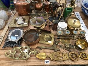QUANTITY OF ANTIQUE AND LATER METAL WARES