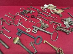 A COLLECTION OF ANTIQUE AND LATER KEYS TOGETHER WITH SOME BRASS DINING TABLE CLIPS ETC.