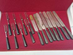 A SET OF EIGHT ANTIQUE 19TH CENTURY HARRISON BROS AND HOWSON HORN HANDLED STEEL KNIVES AND THREE