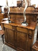A VICTORIAN MAHOGANY CREDENZA, THE SHELF BACK RECESSED ABOVE A LONG DRAWER, PANELLED DOORS AND THE