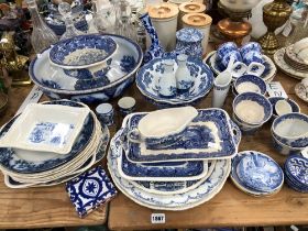 A QUANTITY OF VICTORIAN AND LATER BLUE AND WHITE WARES
