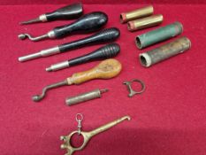 A SMALL COLLECTION OF SHOT GUN AND CARTRIDGE TOOLS TO INCLUDE TWO CARTRIDGE EXTRACTORS