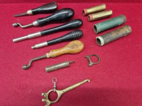 A SMALL COLLECTION OF SHOT GUN AND CARTRIDGE TOOLS TO INCLUDE TWO CARTRIDGE EXTRACTORS