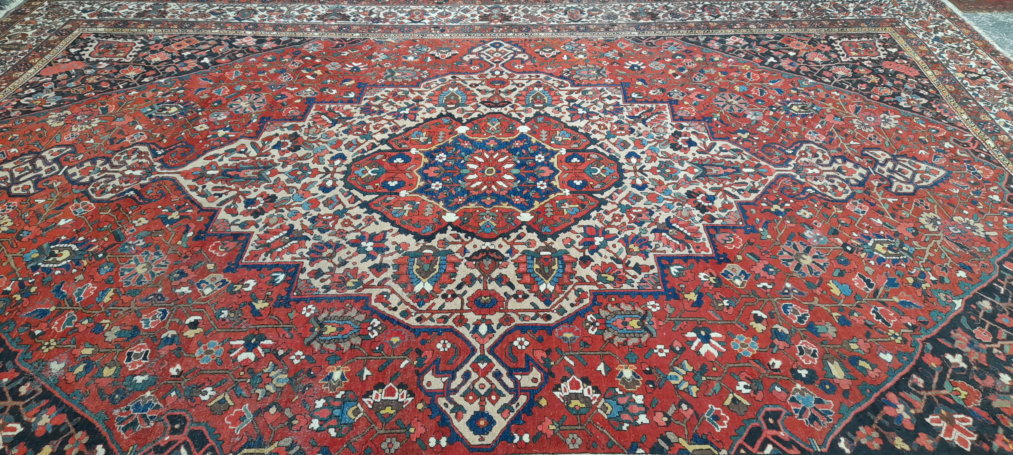 A COUNTRY HOUSE PERSIAN BAHKTIARI CARPET. 560 x 396cms - Image 2 of 8