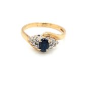 A 9ct HALLMARKED GOLD SAPPHIRE AND DIAMOND CLUSTER TWIST RING. FINGER SIZE M. WEIGHT 2.66grms.