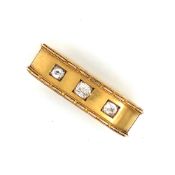AN ANTIQUE EDWARDIAN 15ct HALLMARKED GOLD AND THREE STONE OLD CUT DIAMOND SCARF CLIP. APPROX DIAMOND