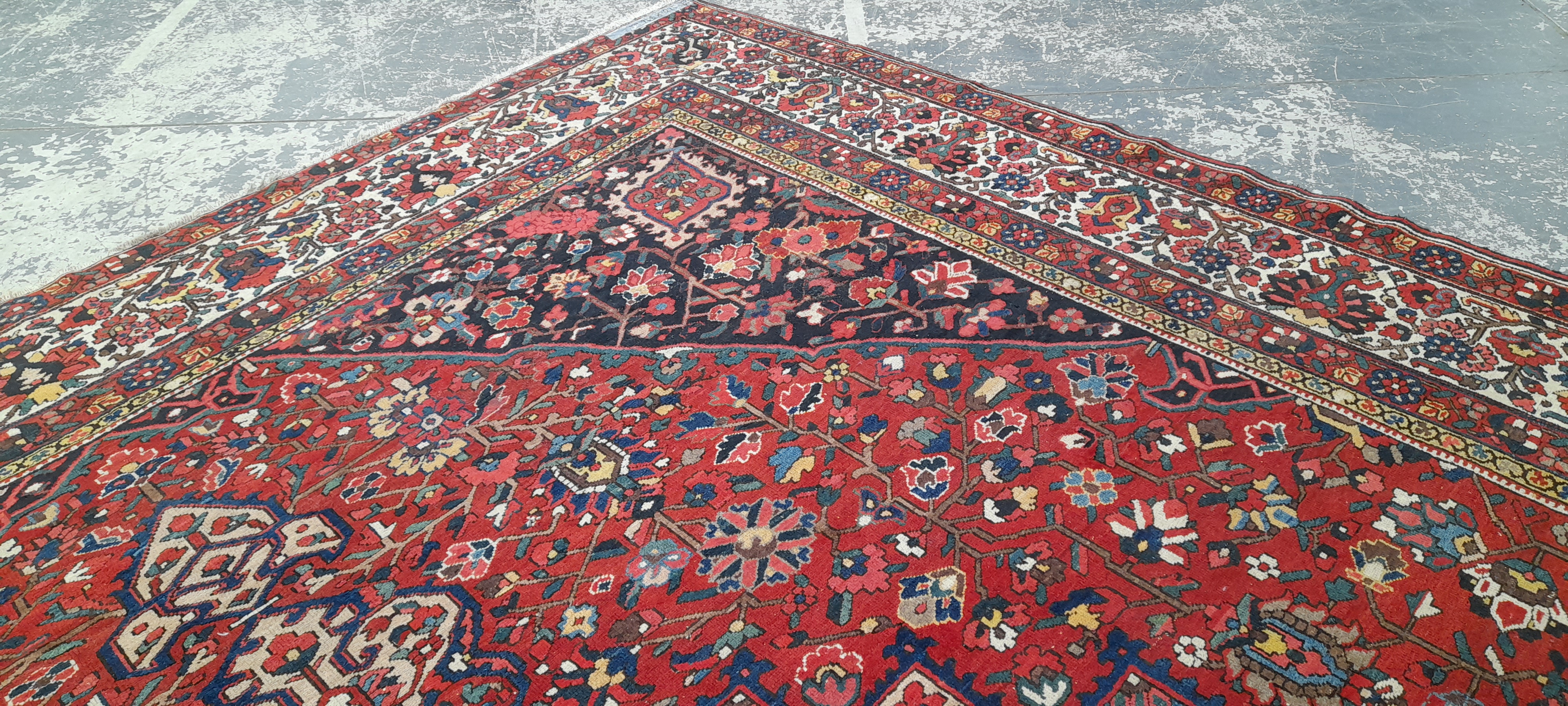 A COUNTRY HOUSE PERSIAN BAHKTIARI CARPET. 560 x 396cms - Image 7 of 8
