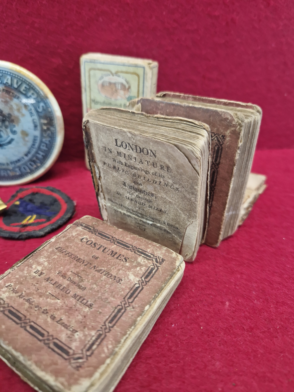 A DOLLS HOUSE BOOKCASE WITH BOOKS, OTHER MINIATURE BOOKS, TWO DOLLS HOUSE SAMPLERS, A CHERRY - Image 3 of 4