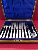 A HALLMARKED SILVER AND MOTHER OF PEARL HANDLES DESSERT CUTLERY FOR 6.