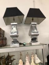 A PAIR OF ALLOY TABLE LAMPS