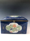 AN EARLY 20th C. FRENCH PORCELAIN CASKET PAINTED IN THE CHINESE FAMILLE VERTE TASTE WITH QUATREFOILS
