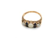 A VINTAGE 9ct HALLMARKED GOLD OPAL AND SAPPHIRE CARVED HOOP RING. DATED 1977, LONDON. FINGER SIZE T.