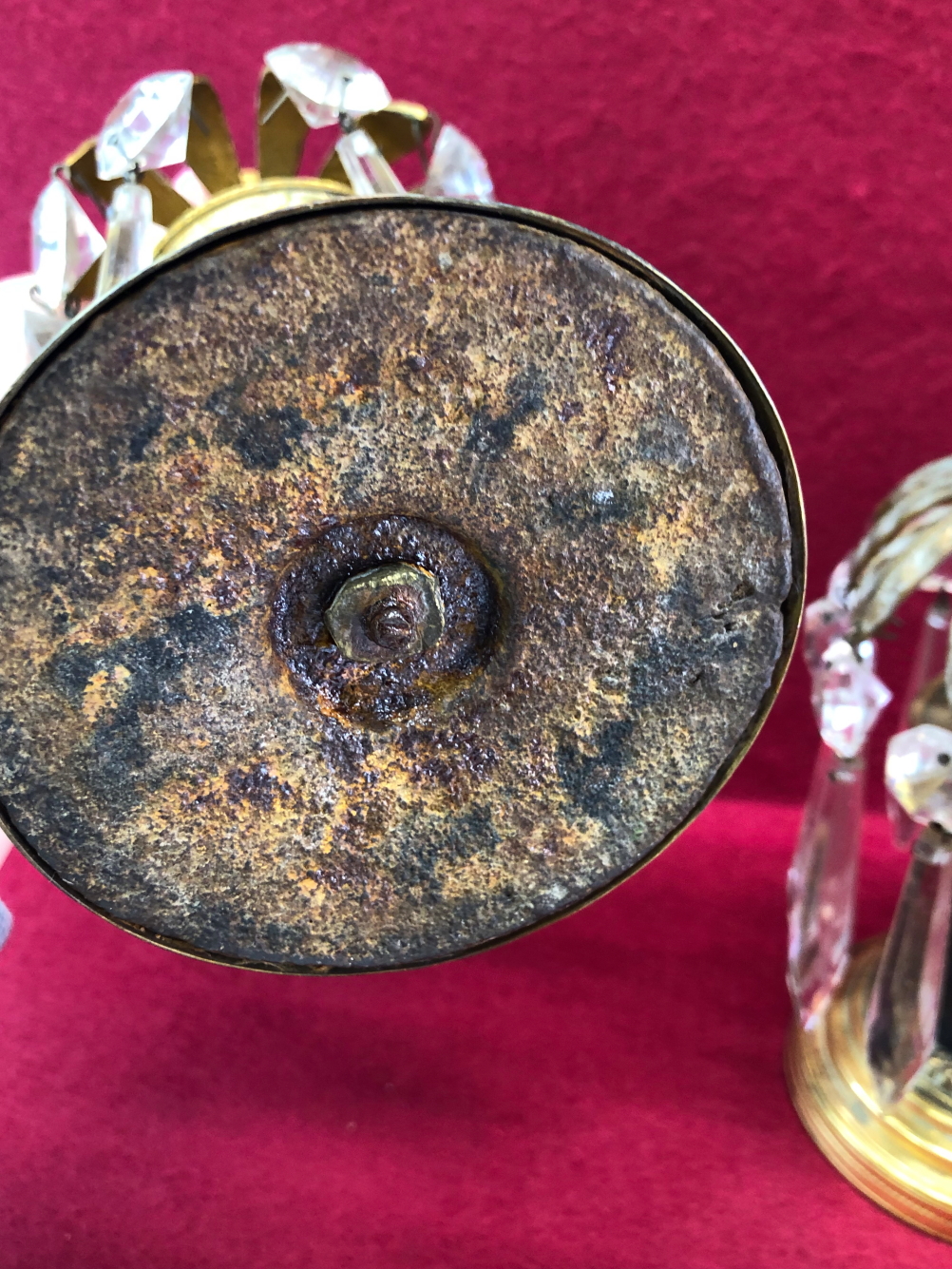 A PAIR OF 19TH CENTURY GILT BRASS MOUNTED CANDLE STICKS WITH GLASS LUSTRE DROPS - Image 4 of 4