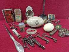 A QUANTITY OF COLLECTABLES TO INCLUDE VARIOUS KEYS, METAL BOXES, MOUNTS, A PEWTER SPOON, A STONE