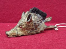 A LATE 19th / EARLY 20th CENTURY GILT BRONZE LETTER CLIP WITH PEN WIPE. IN THE FORM OF BOARS HEAD
