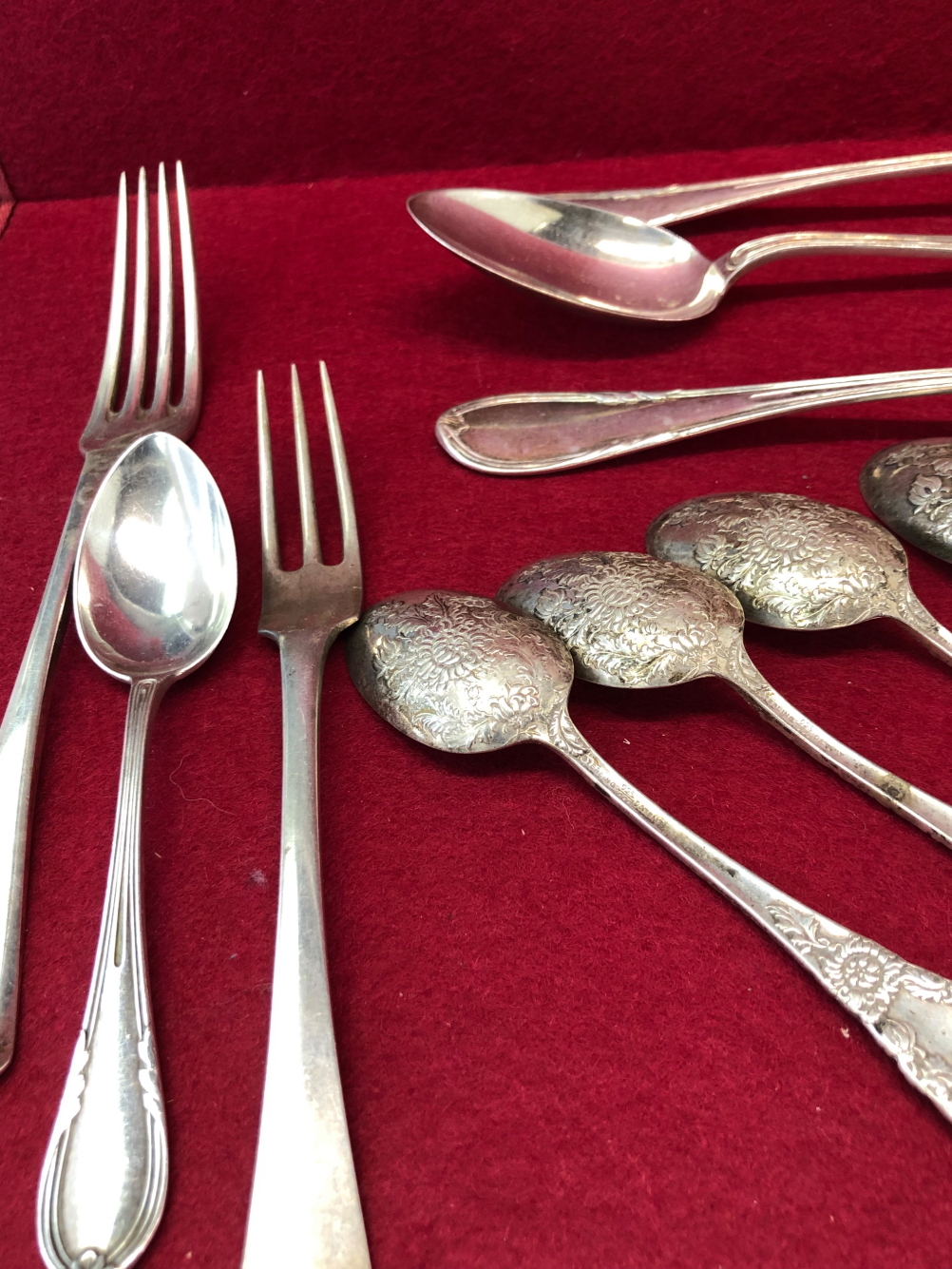 A STERLING SILVER FLORAL CAST PART CUTLERY SET, TWO EUROPEAN SILVER FORKS, 689Gms. TOGETHER WITH A - Image 4 of 5