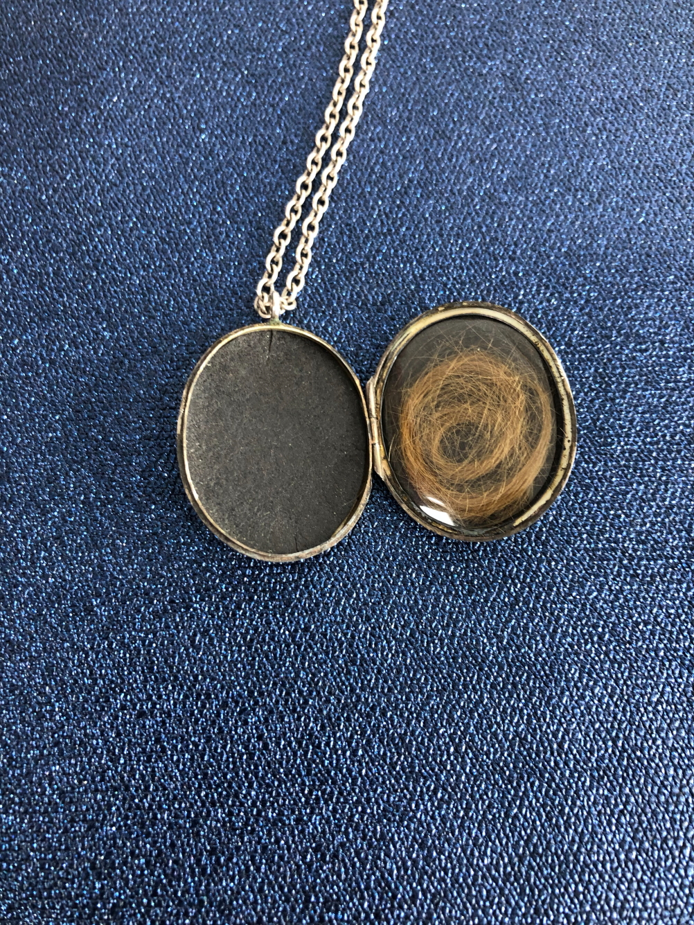 A VINTAGE OVAL SILVER PORTRAIT LOCKET AND CHAIN, TOGETHER WITH A MARCASITE AND SILVER LEAF BROOCH, A - Image 2 of 5