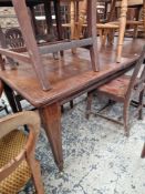 AN EDWARDIAN INLAID MAHOGANY EXTENDING DINING TABLE WITH TWO LEAVES