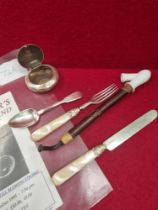 A VICTORIAN SILVER AND MOTHER OF PEARL KNIFE AND FORK SET, A GEORGIAN SILVER SPOON, A SILVER SNUFF