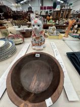 A CHINESE PORCELAIN SEATED CAT TOGETHER WITH A WOODEN DAIRY BOWL