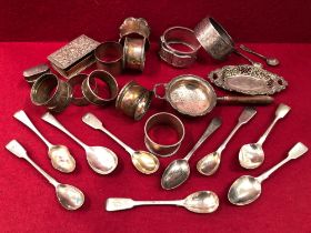 HALLMARKED SILVER TO INCLUDE A GEORGAIN NUTMEG GRATER, TWO BANGLES, A TEA STRAINER WITH WOODEN