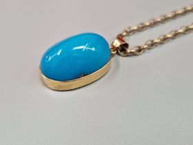 A VINTAGE CARBOCHON TURQUOISE PENDENT IN AN UNHALLMARKED 14ct GOLD MOUNT SUSPENDED ON A 9ct