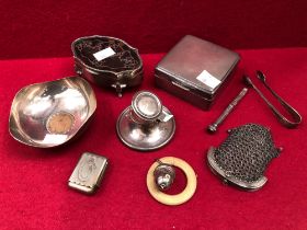 HALLMARKED SILVER TO INCLUDE A CAPSTAN INKWELL, A SMALL BOWL WITH COPPER COIN CENTER, A