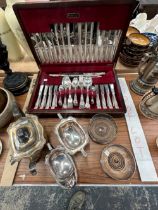 A CASED CANTEEN OF ELECTROPLATE KINGS PATTERN CUTLERY, A THREE PIECE TEA SET AND TWO WINE COASTERS