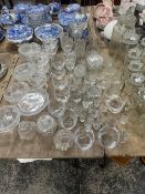 A COLLECTION OF VARIOUS GLASSWARE TO INCLUDE STORAGE JARS, BABYCHAM GLASSES, OTHER DRINKING