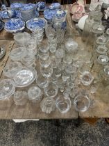 A COLLECTION OF VARIOUS GLASSWARE TO INCLUDE STORAGE JARS, BABYCHAM GLASSES, OTHER DRINKING