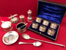 HALLMARKED SILVER TO INCLUDE A SET OF SIX NAPKIN RINGS,A CRUET SET WITH BLUE GLASS LINERS, THREE